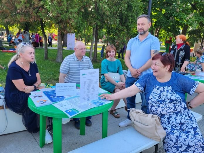 Руководитель Центра общественного контроля ЖКХ Ольга Каркина с общественными жилищными инспекторами