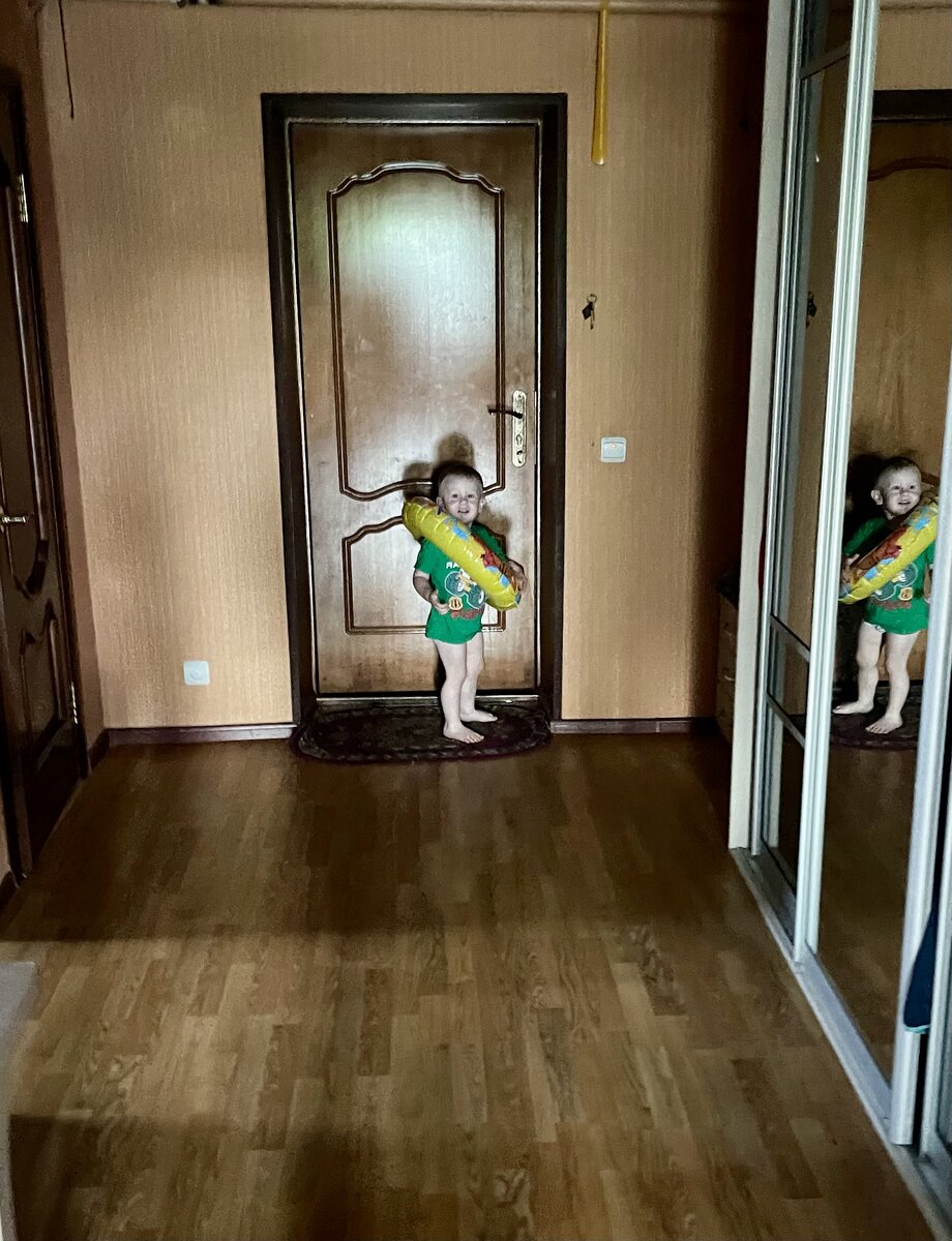 Как только слышит про речку, хватает круг и бежит)