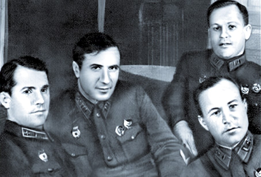 Герой повествования (справа во втором ряду) в компании однополчан.