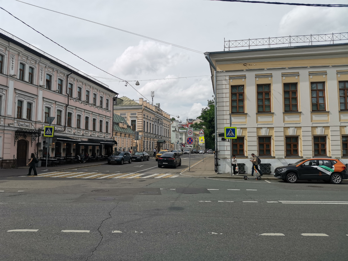 Живописный перекрёсток улицы Воронцово поле и Подсосенского переулка. Кругом усадьбы. Фото автора.