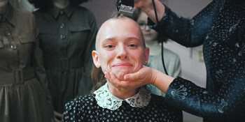 Кадр из сериала "Неортодоксальная"