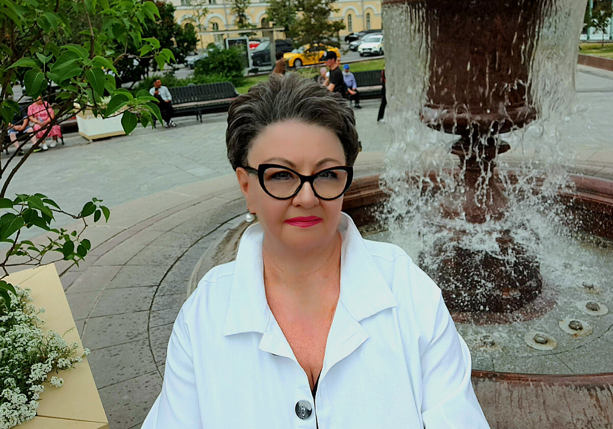 У фонтана на Театральной площади. Фестиваль "Лето в Москве. Сады и цветы". Фото автора канала