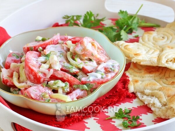 Салат с лососем, яйцами и булгуром