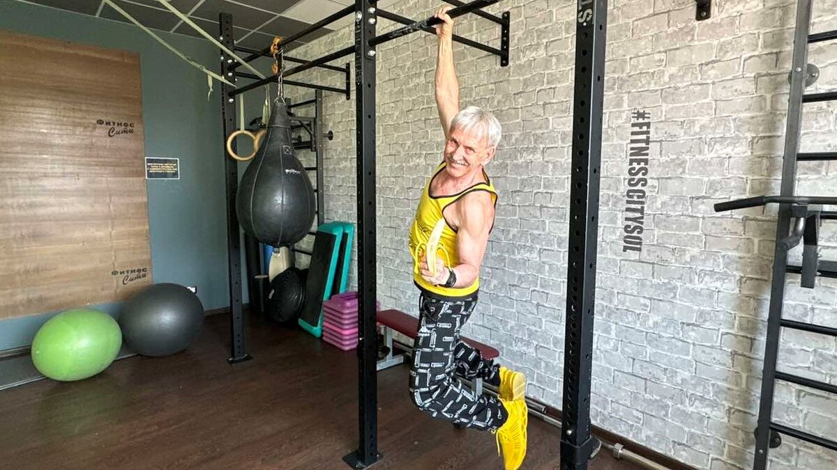 Сила кистевого хвата всегда была актуальна. Примерно так болтались на ветках деревьев наши очень дальние предки