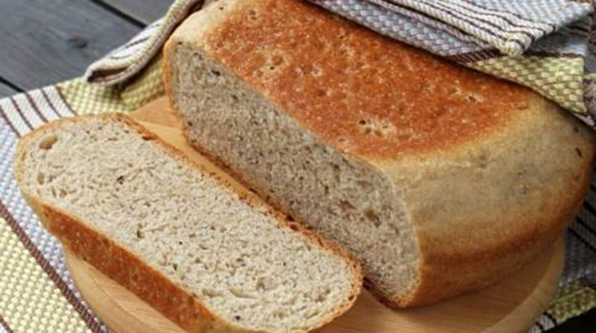 Буханка хлеба из цельнозерновой муки на закваске