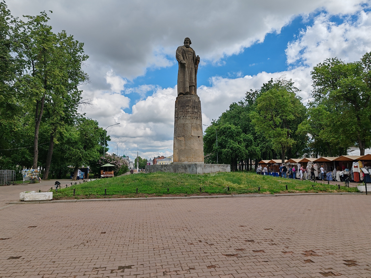 Сусанин стоит лицом к Волге