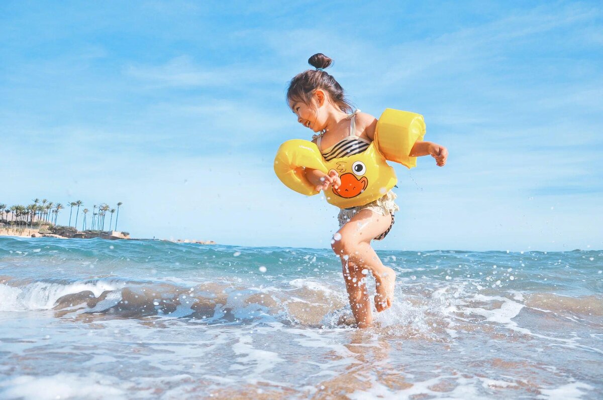 Лето – время отдыха, развлечений и, конечно же, купания. Вода манит детей и взрослых, но не стоит забывать о безопасности.