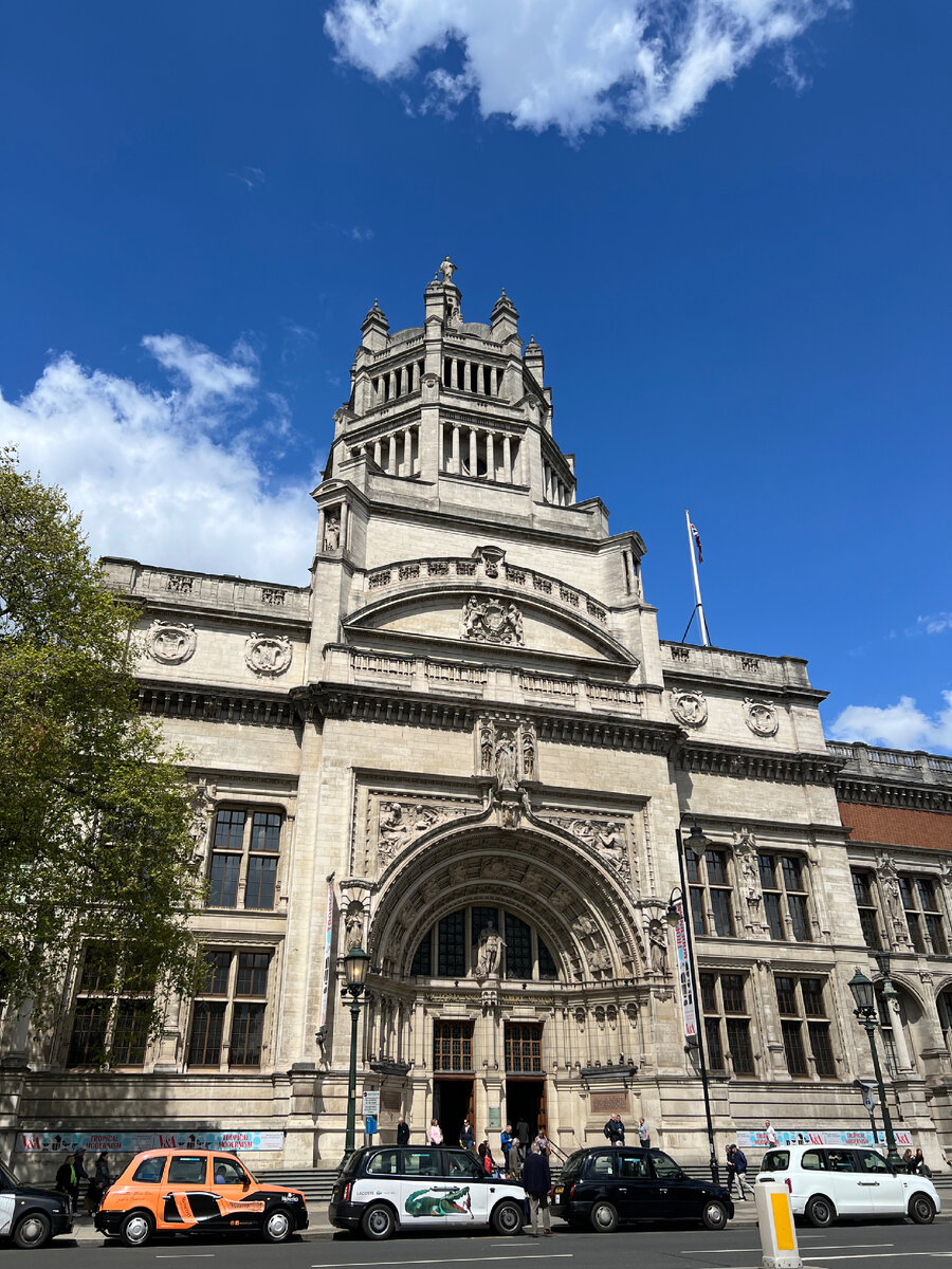 Парадный вход в музей Виктории и Альберта. Фотография из личного архива. 