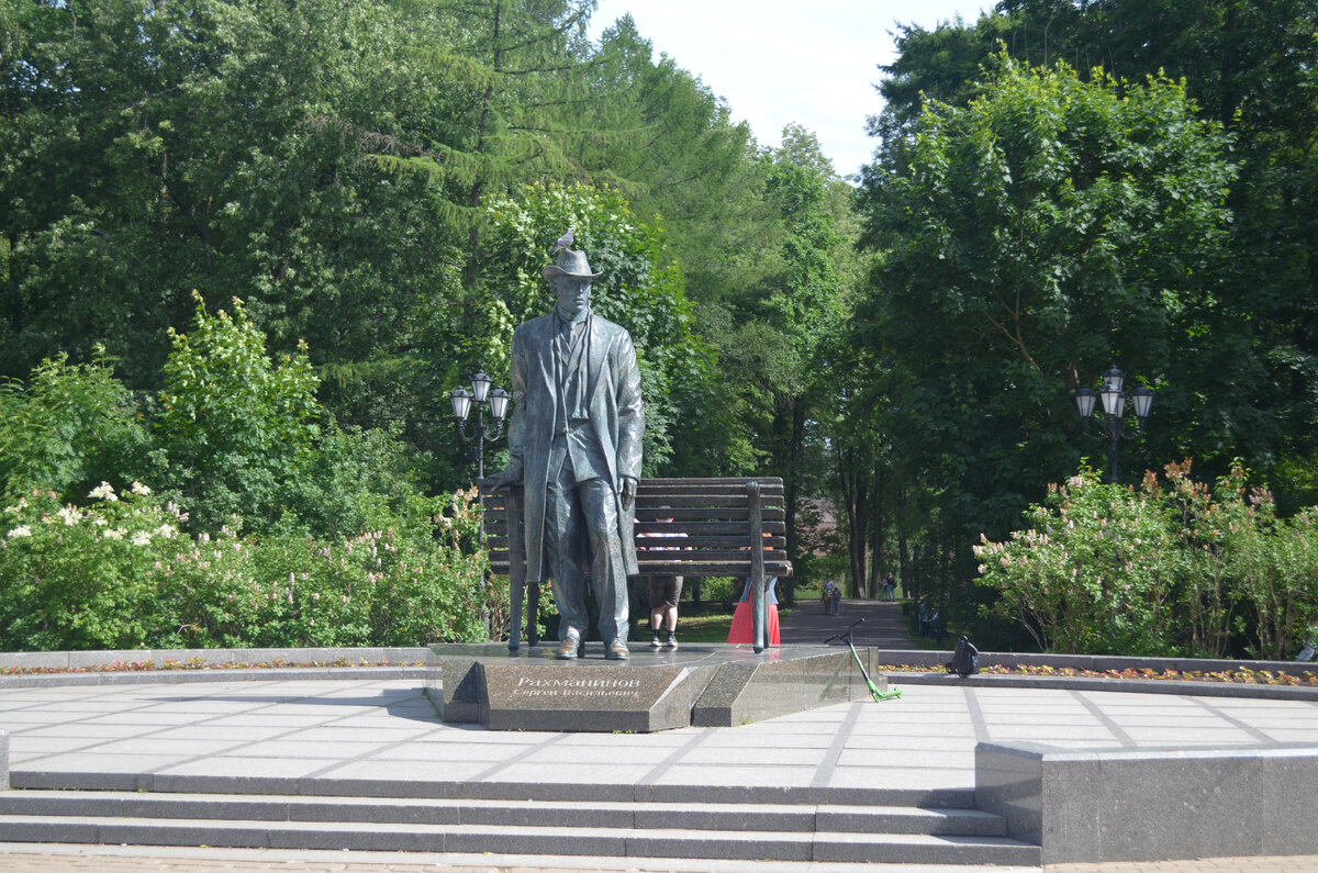 Памятник композитору Рахманинову. Великий Новгород.