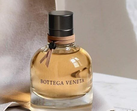 Воплощение стиля - Bottega Veneta интересный и весьма нежный представитель жанра кожаных ароматов. Это  галантный кавалер с безупречными манерами всегда оставит под впечатлением.  Дорогой, богатый и статусный - это все про него. Это шипровый аромат, но в очень современном исполнении. 
Начало Bottega Veneta Eau de Parfum весьма громкое. Но здесь помимо резкости оказалось то, за что цепляется нос. И первыми на ум пришли ассоциации с запахом кожаного салона нового авто. Оценить его сможет женщина, которая не боится экспериментов (ну или которая уже устала от сладкого и одинакового).  Которая хочет попробовать что-то необычное и пахнуть "не так как все".  Аромат не плоский и не примитивный, он играет и переливается от резкого вначале, до мягкого ванильно-кремового с горчинкой в конце. Горчинку дает эта кожистая нота. Благородная, приятная кожа без излишней телесности.