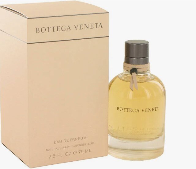 После первых ярких и острых нот парфюм постепенно успокаивается, смягчается,  и из весьма "колючего" аромата Bottega Veneta Eau de Parfum трансформируется в квинтэссенцию женственности, выдает ноту замши с легкой кислинкой и цветочной сладостью. Что касается сезона, то это однозначно, осень - он идеально дополняет кожаную куртку.
Как по мне, чтобы пользоваться кожаными ароматами, всё же нужна доля смелости - такие парфюмы часто обязывают, обращают на себя внимание. Это тот случай, когда нужно быть немного стервозной -эдакой дамой с перчиком, сильной духом, решительной и в чем-то дерзко-провокационной. 
Аромат заявлен как женский, но будет прекрасно и более чем уместно смотреться на мужчине, как на мой вкус.
Верхние ноты: Розовый перец и Бергамот;
Средние ноты: Жасмин;
Базовые ноты: Кожа, Дубовый мох и Пачули.