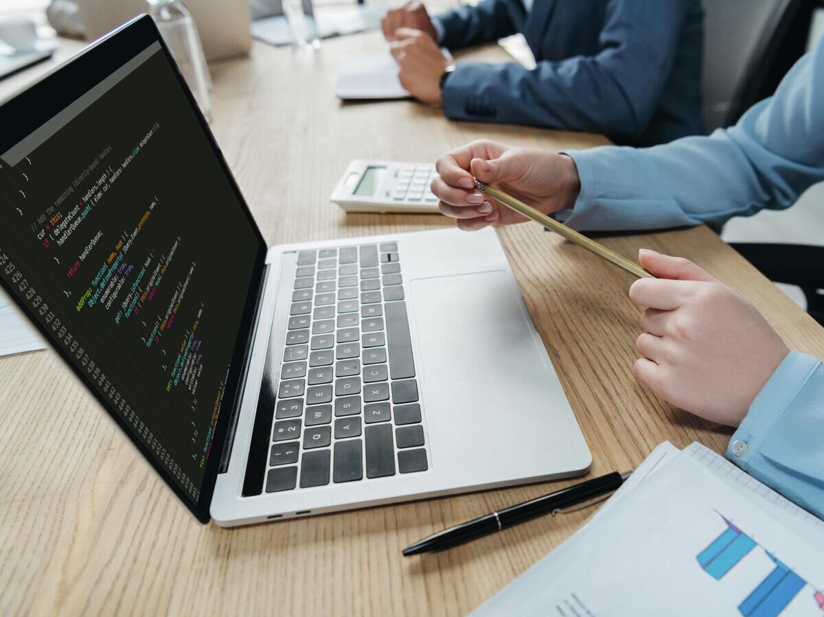    Люди за ноутбуками© Depositphotos.com / HayDmitriy