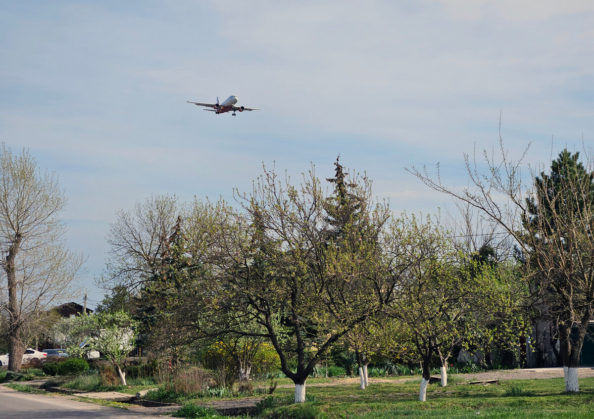 Пассажирский самолёт заходит на посадку