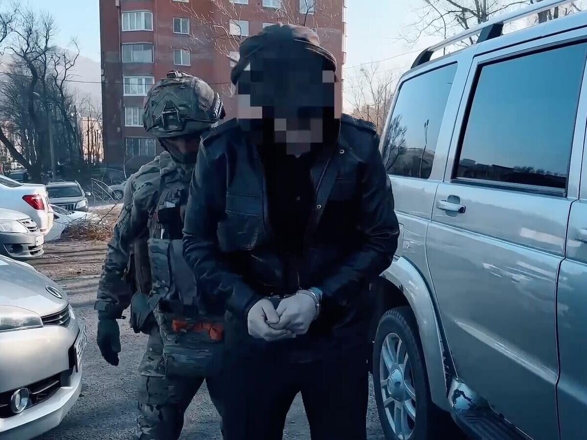    Задержание полицейскими мужчин, которые подозреваются в краже из хранилища кредитной организации 30,5 миллиона рублей во Владивостоке© Управление МВД России по Приморскому краю