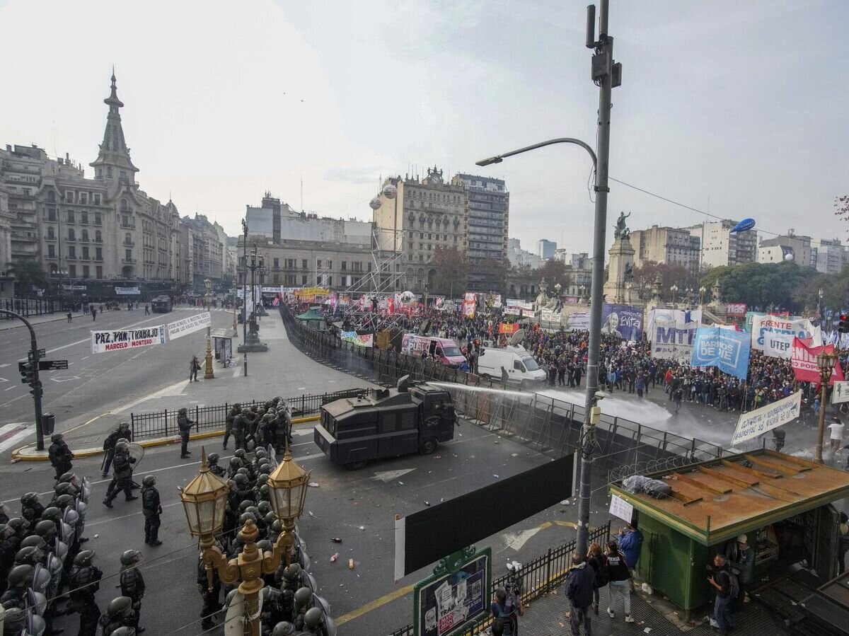    Акция протеста в отношении политики властей у конгресса Аргентины в Буэнос-Айресе© AP Photo / Natacha Pisarenko