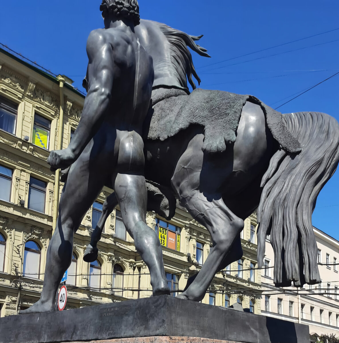 Укротитель коней, скульптура, украшающая Аничков мост в Санкт-Петербурге, фото автора