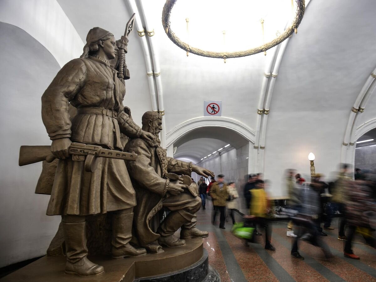    Скульптура "Белорусские партизаны", установленная в переходе на станции метро "Белорусская" Московского метрополитена© РИА Новости / Владимир Астапкович