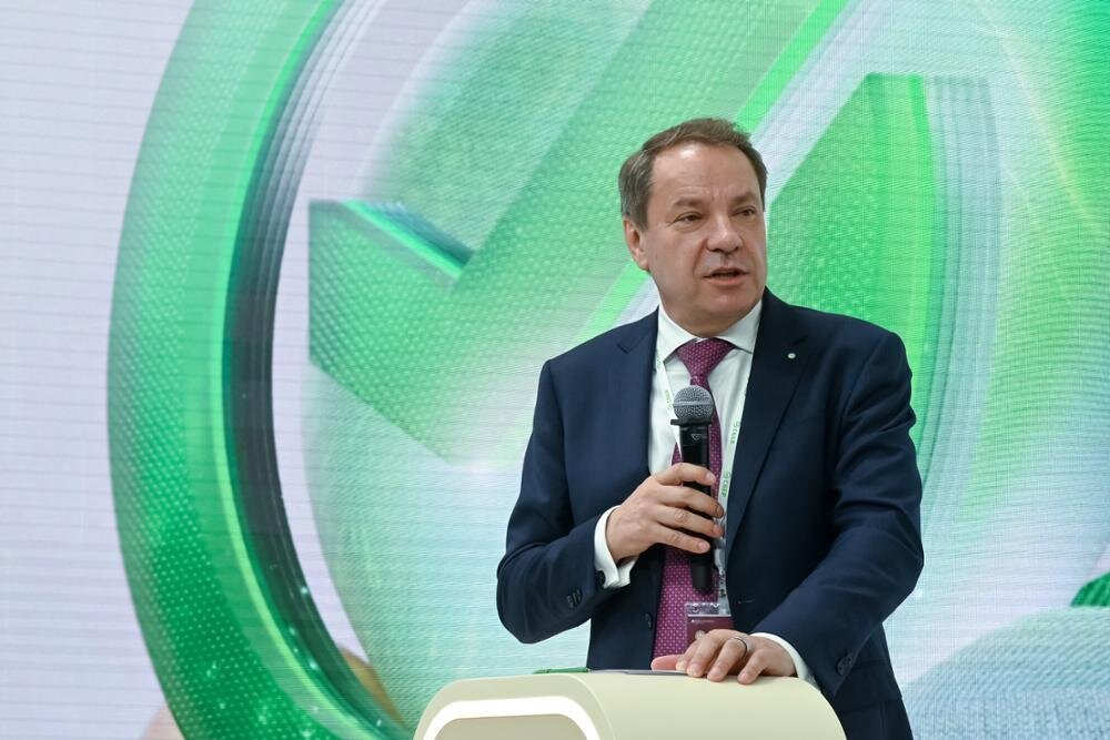 Фото: фотобанк «Росконгресс». Игорь Акимов. Заместитель председателя правления Сбербанка Станислав Кузнецов на сессии Санкт-Петербургского международного экономического форума призвал ужесточить правила продажи симок по зарубежным ID-картам.