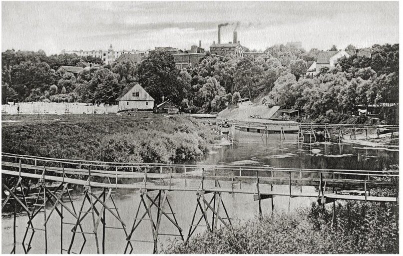 Ангерапские «Белильные дорожки». В левой части снимка можно видеть Белильный домик, а на речном повороте купальню Флора, ставшую жертвой внезапного наводнения.