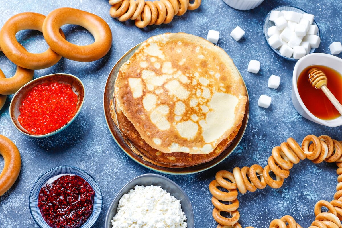 Аппетитные блины - одно из самых популярных блюд русской кухни   Фото: freepik.com