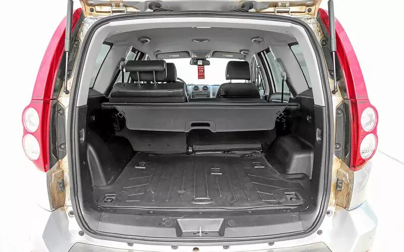    Багажник никого не разочарует – официально заявлен объем 810 литров. Запаска крепится под днищем. Всё время будет грязная, зато при смене колеса не надо выгружать поклажу.