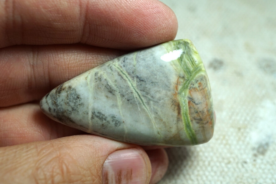 Кабошон после обдирки бормашиной и небольшой шлифовки бруском карбида кремния. Камень мокрый.