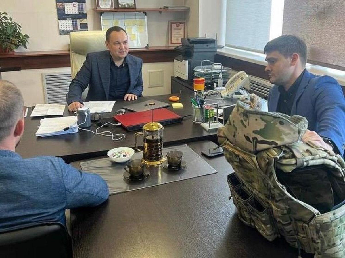 Олег Хорошунов (на фото слева) доработает до конца месяца и уйдет в отставку