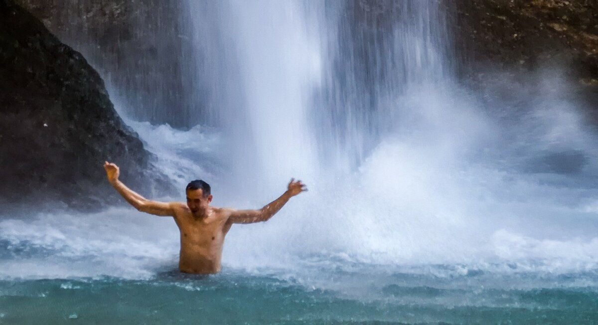 Пасть Дракона и купальщик в Ванне любви