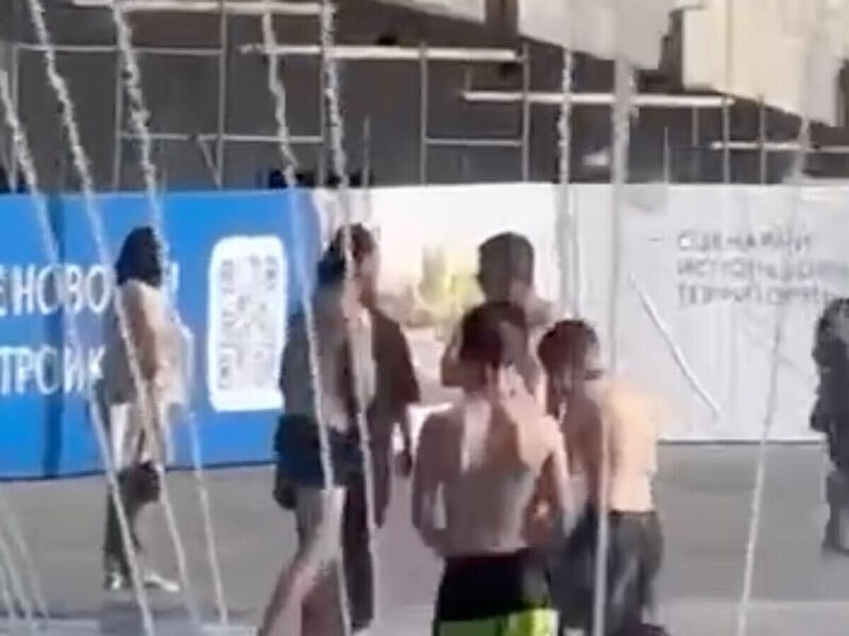    Дети купаются в фонтане в Благовещенске© Имамеев LIVE/Telegram
