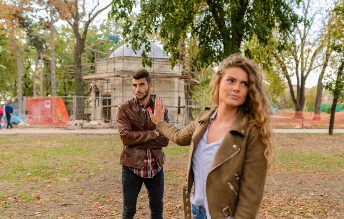    Девушка вытянула руку в сторону парня:Freepik