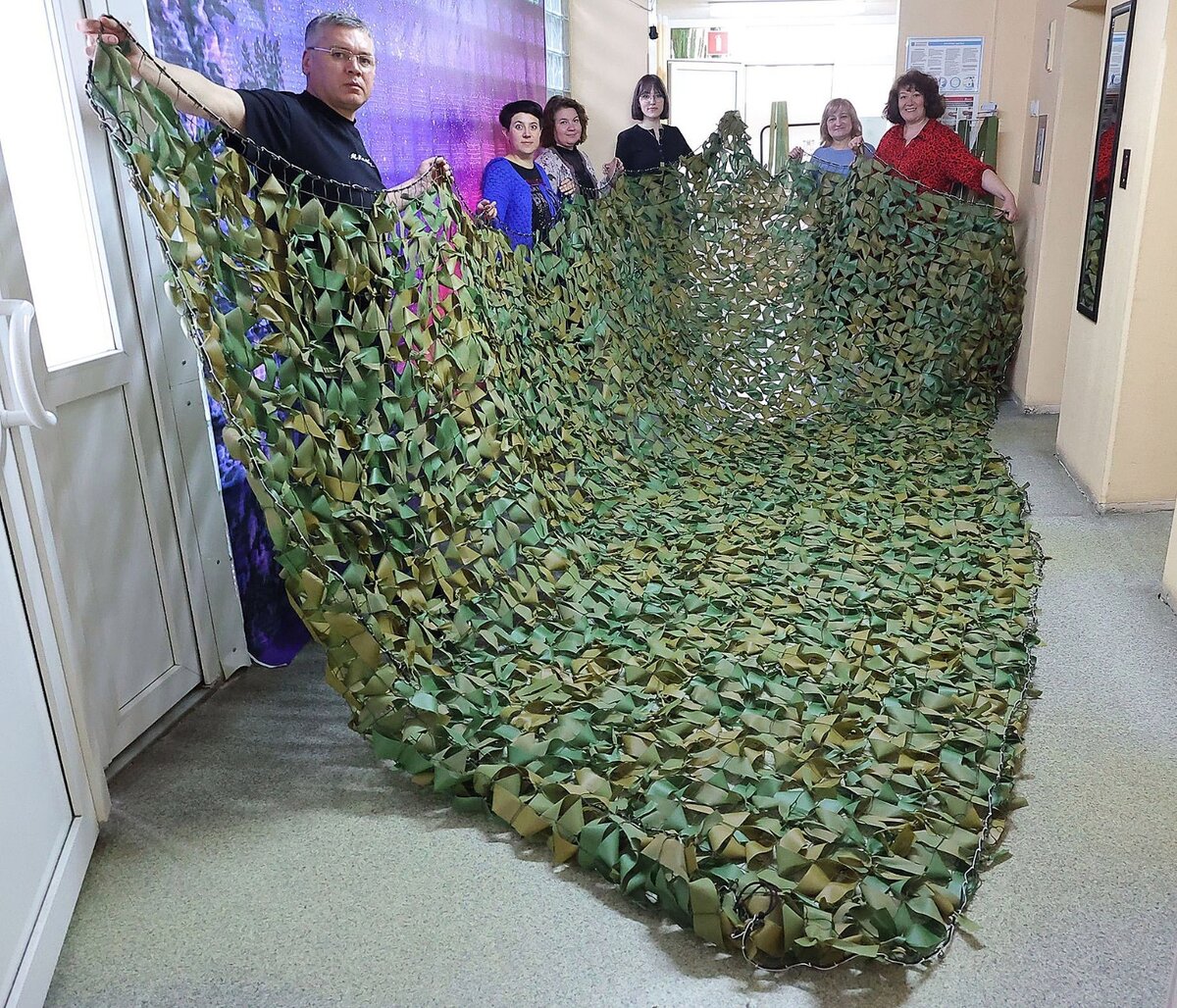 Это седьмая сеть, сплетенная в редакции «РБ». Сетей нужно много, а рук не хватает. Если и вы захотите примкнуть, это будет большая помощь, говорят волонтеры. Фото: Александр ДАНИЛОВ