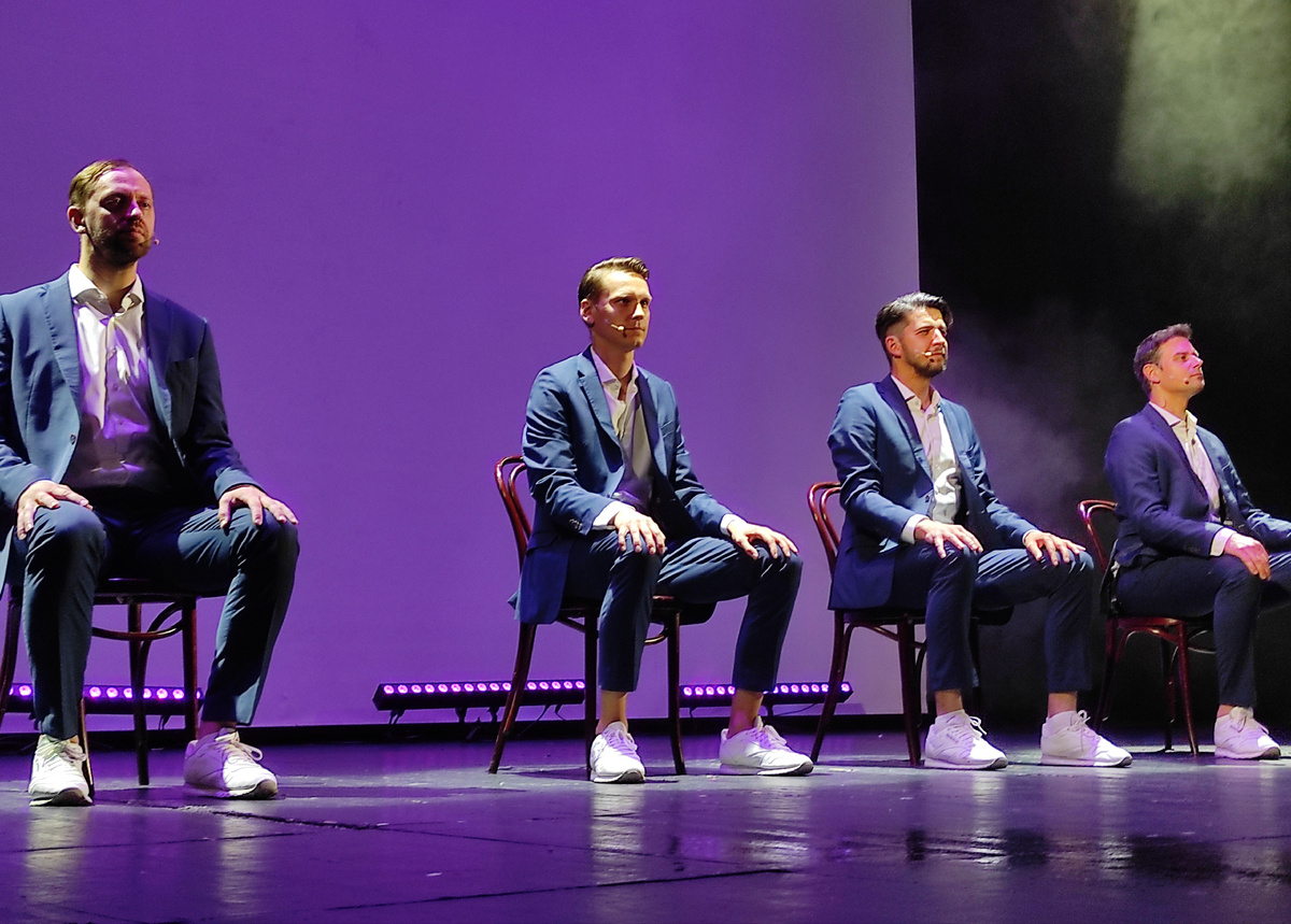 Максим Амельченко, Виталий Боровик, Кирилл Петров и Алексей Поляков вместе работавшие в театре "Ленком" в 2015 году организовали собственный проект "Заячий стон" и поставили уже 4 спектакля.