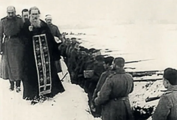 Священник в боевых порядках в годы Первой Мировой войны. 