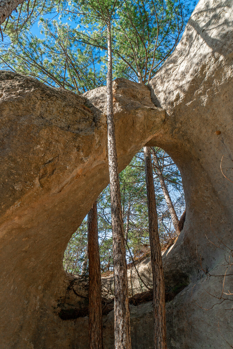 "Дырявый" грот