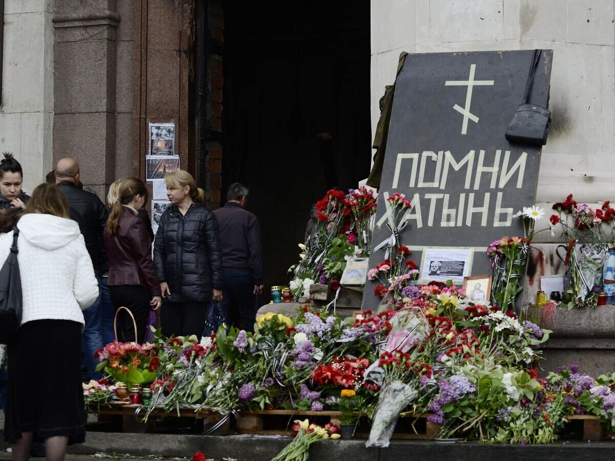    Горожане возлагают цветы в память о погибших в результате пожара в Доме профсоюзов на площади Куликово поле в Одессе© РИА Новости / Антон Круглов