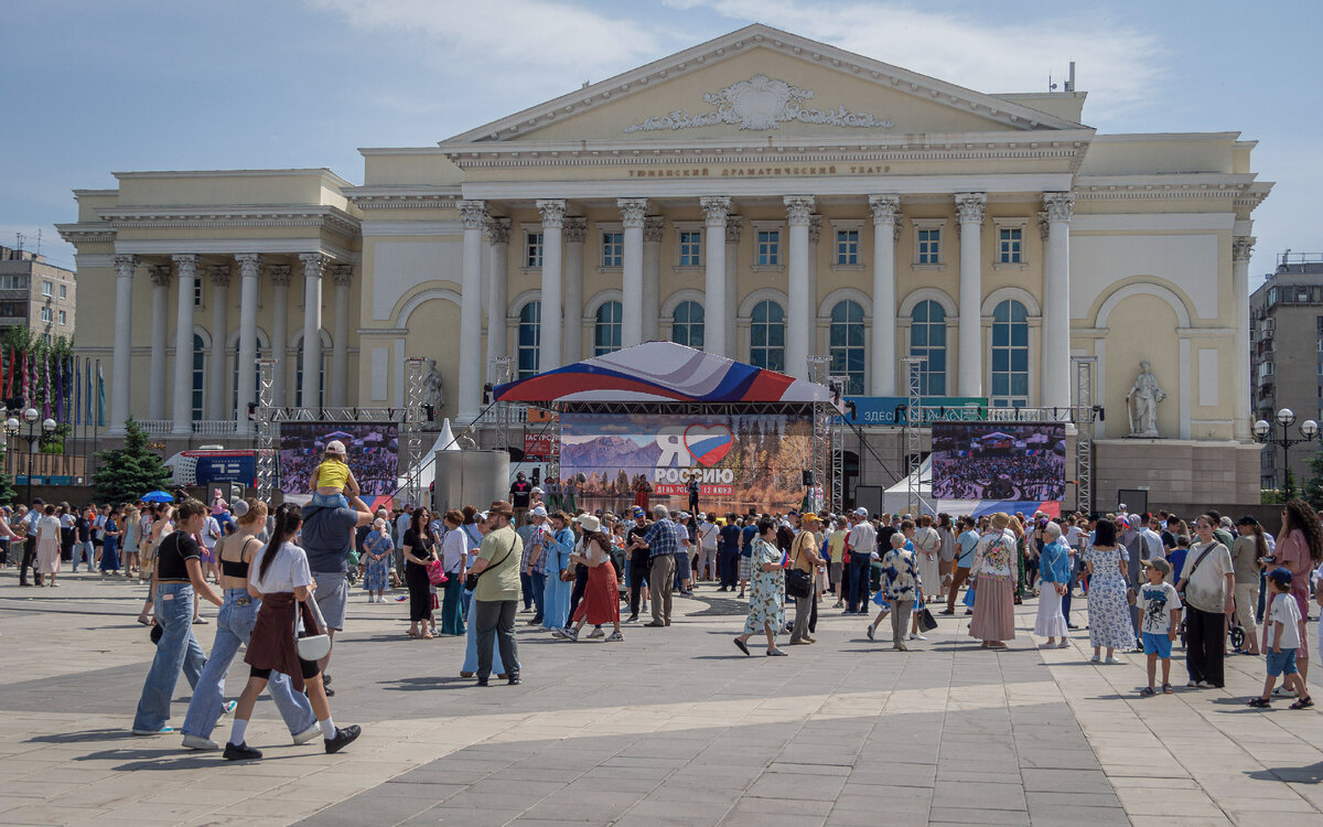 Второй год подряд на площади четырёхсот летия города Тюмени, расположенной в самом центре областной столицы, прошёл фестиваль национальных культур "Мост дружбы".