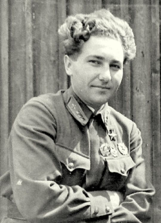 Хлобыстов Алексей Степанович, с 22 июня 1941 года младший лейтенант А. С. Хлобыстов на фронтах Великой Отечественной войны в составе 153-го ИАП (5-я смешанная авиационная дивизия, ВВС 23-й армии, Ленинградский фронт), летал на И-153. С 1 января 1942 года сражался в 147-м ИАП (4 апреля 1942 года преобразован в 20-й Гвардейский ИАП), на Карельском фронте. Летал на И-153, "Томагауке" и "Киттихауке".