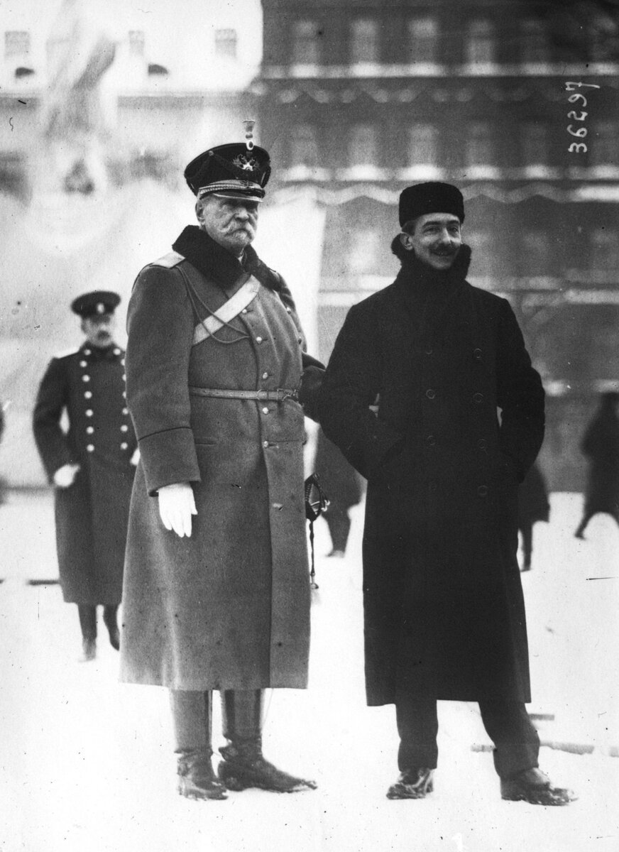 Итальянский скульптор Пьетро Каноника и генерал Д. А. Скалон на открытии памятника великому князю Николаю Николаевичу в Петербурге (1914 год) (фото из интернета; здесь как иллюстрация)