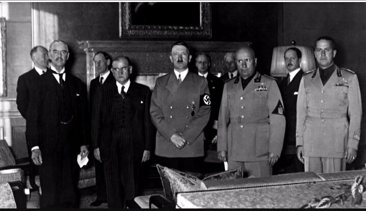 Участники Мюнхенской конференции, слева направо: Невилл Чемберлен, Эдуард Даладье, Адольф Гитлер, Бенито Муссолини, и зять Дуче - Галиацо Чиано. 