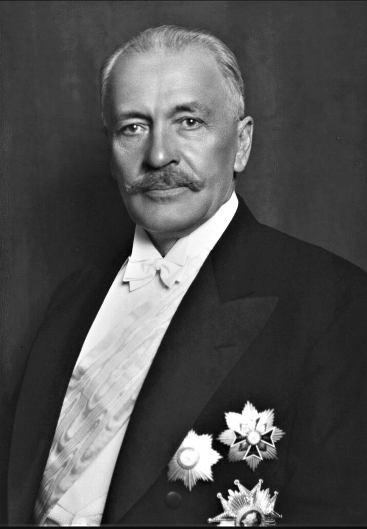 Президент Польши(1926-1939) Игнаций Мосцицкий. Он был главным после смерти Пилсудского. Также он был главой партии Санация. 