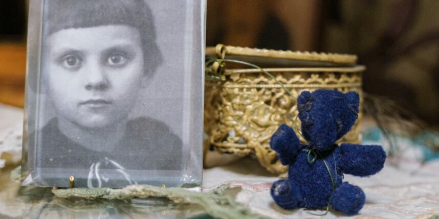    Лена Меделяева и копия мишки-талисмана. С оригиналом, который девочка сшила во время блокады, она никогда не расставалась.Алёна Бобрович
