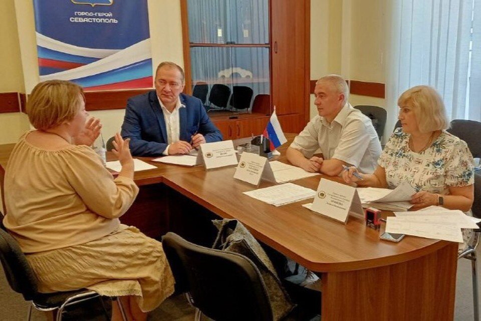    На прием к Дмитрию Белику севастопольцы приходят с разными вопросами Фото: ТГ-канал Д.Белика