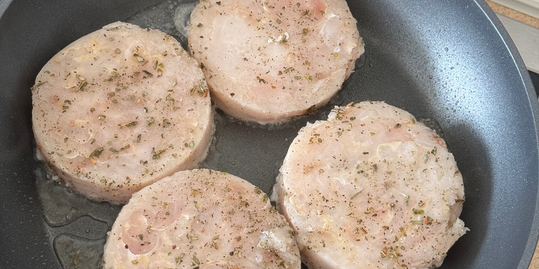 Простой ужин за 15 минут: Рецепт медальонов из хека с лимонным маринадом"