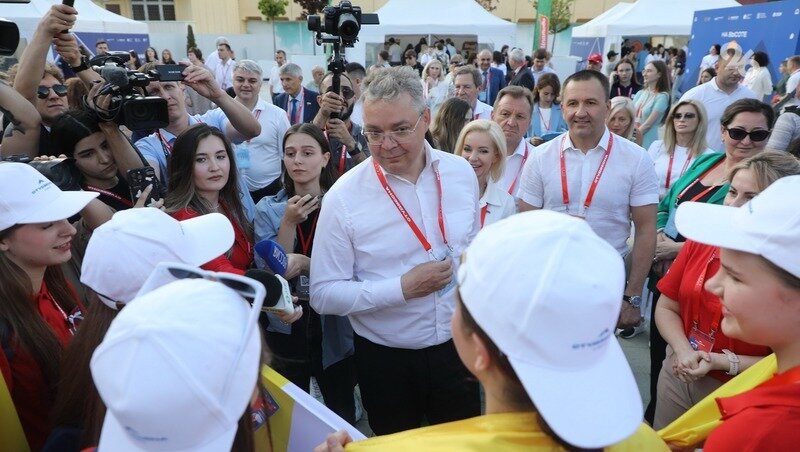    Владимир Владимиров знакомится со студенческими делегациями Фото: Дмитрий Ахмадуллин / / ИА «Победа26»