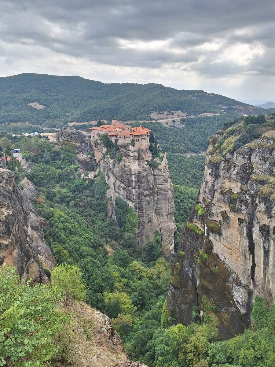 Вид на монастыть св. Варлаама с монастыря Мегала.