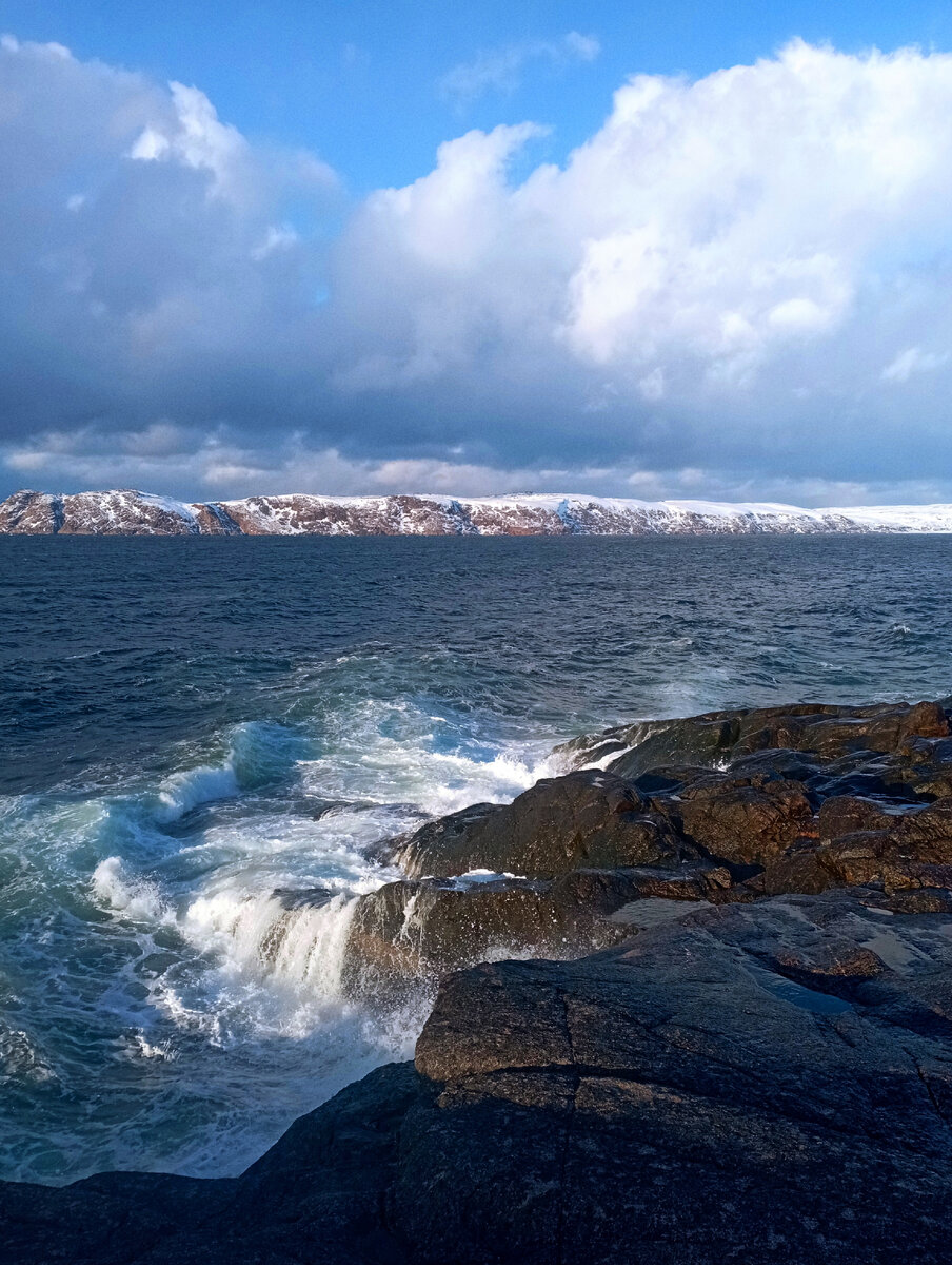 Вид на скалистый полуостров в стороне от Териберки
