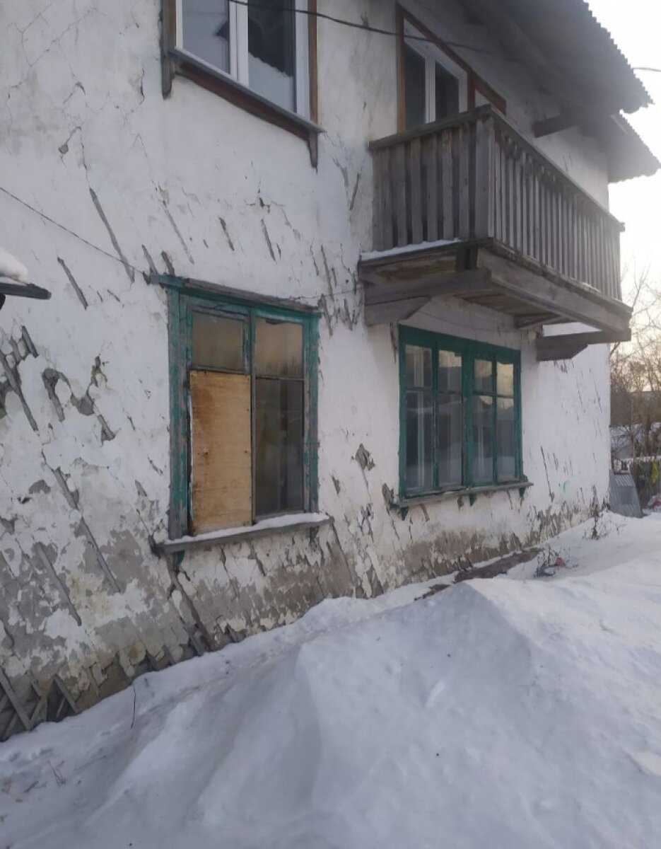    Аварийный дом в поселке Алейский. Источник: altai.spravedlivo.ru