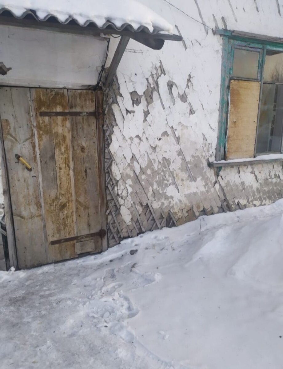    Аварийный дом в поселке Алейский. Источник: altai.spravedlivo.ru