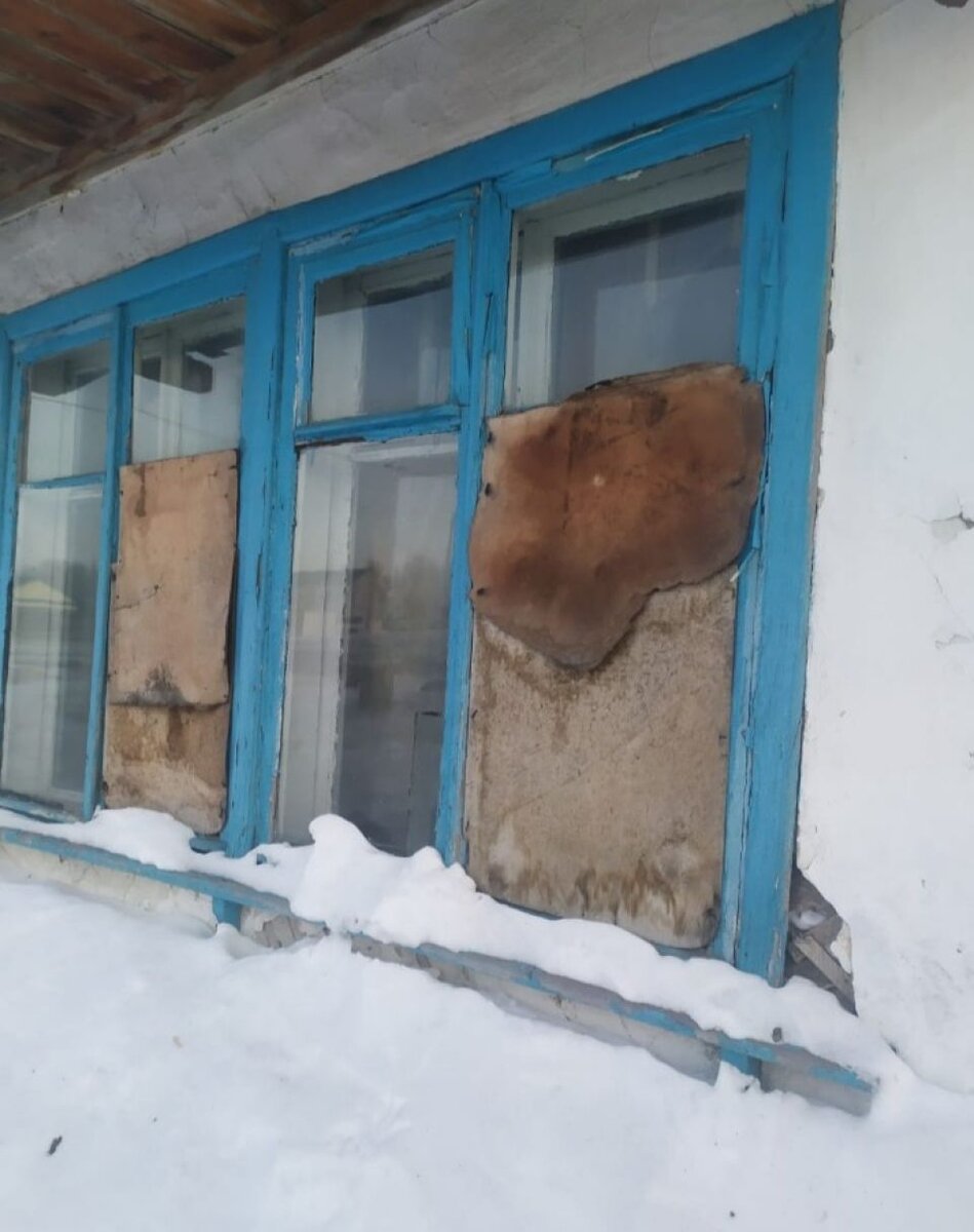    Аварийный дом в поселке Алейский. Источник: altai.spravedlivo.ru