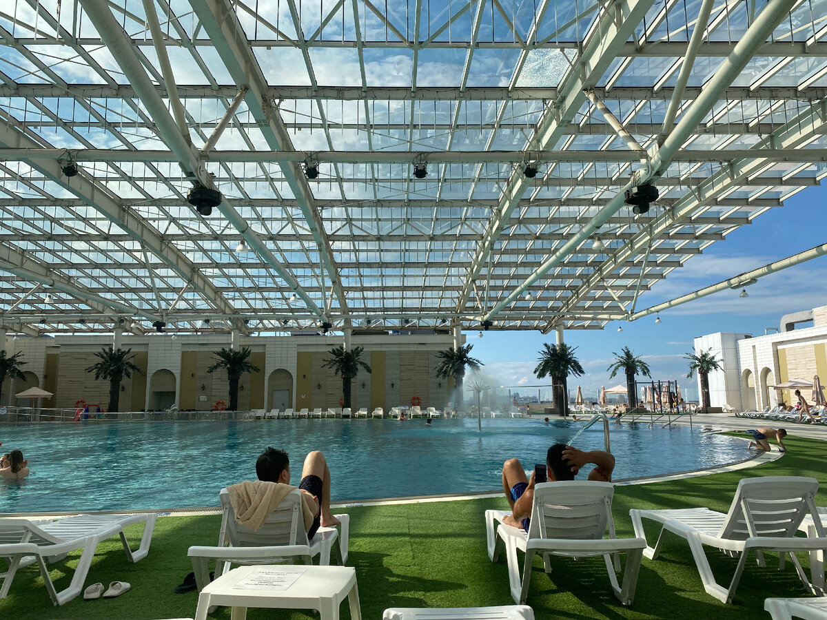 Обычный вторник, а у посетителей бассейна фиеста, прямо как на море